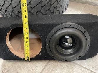 Un par de bocinas perronas con caja