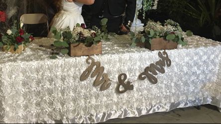 “Mr and Mrs” wood sign