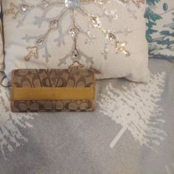 Coach Wallet Paid Over 250.00 Lots Of Room