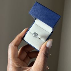 Elegant 4.13 Carats Round Brilliant Engagement Ring