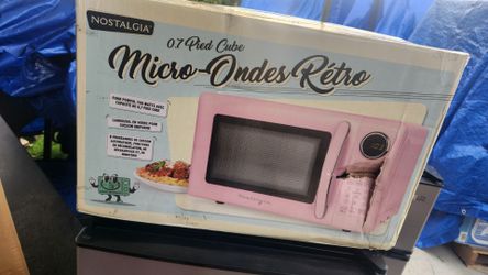 Nostalgia 0.7 cu ft Retro Microwave Oven, 700W Countertop Microwave Oven with 8 Auto Cook Programs, Pink