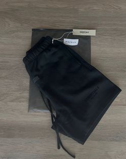 Black essentials shorts