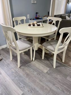 Beautiful round table with 4 gray fiber chairs – like new.