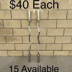 EZ Curl Bar For Weightlifting, Hip Thrusts, Squats & Lunges