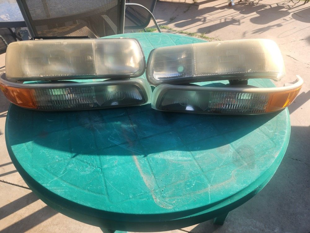 Suburban/Tahoe Headlights 2000-2006
