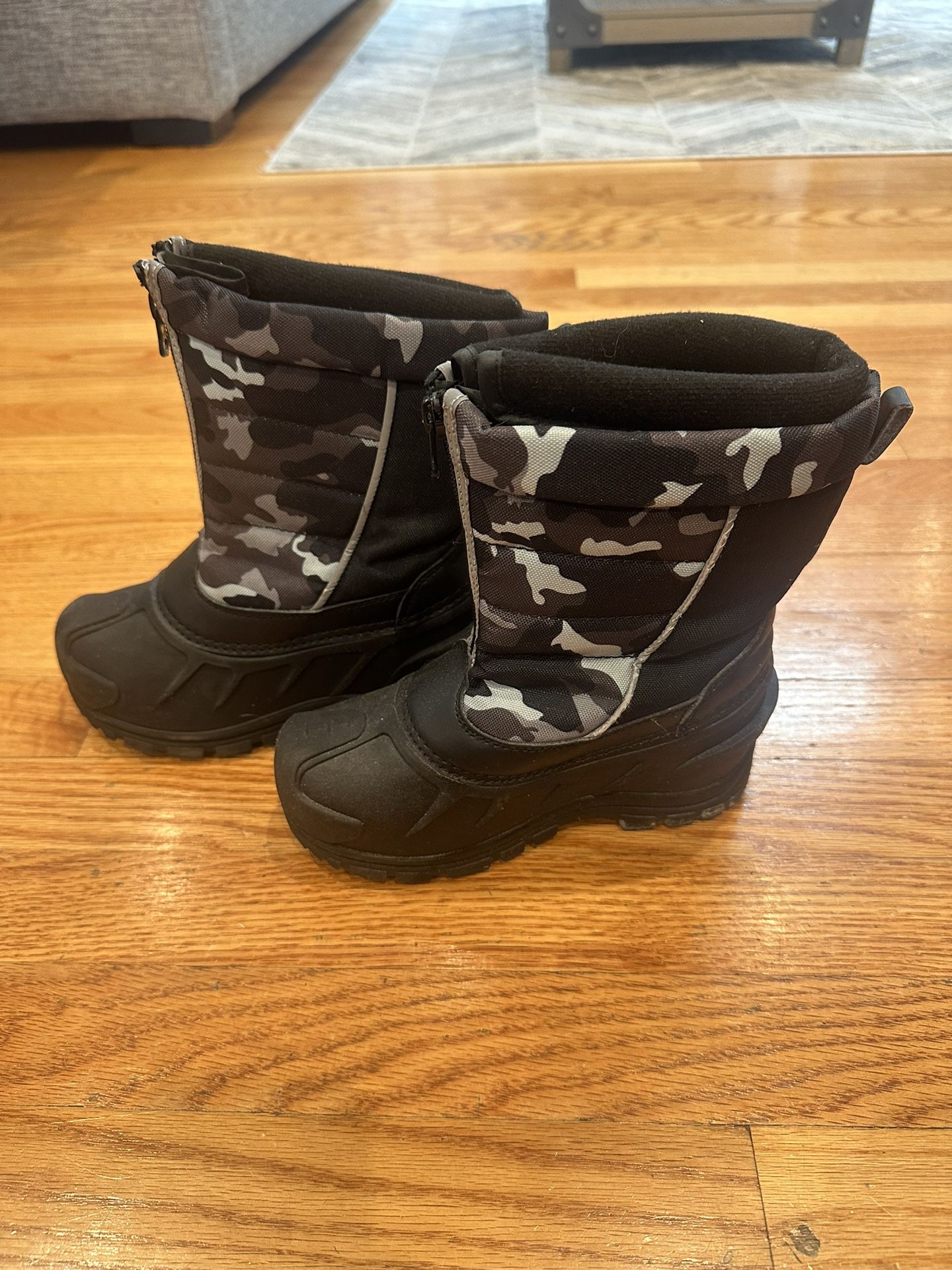Kids winter boots, size 1