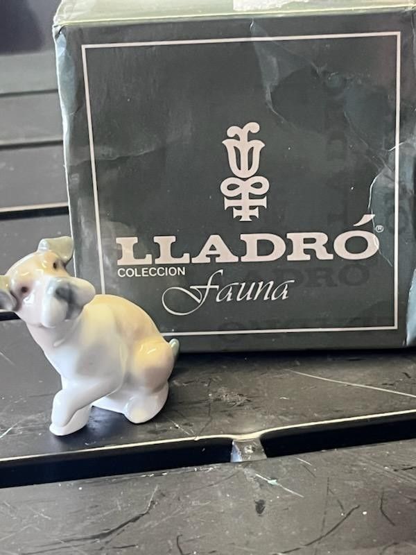 Lladro Figurine. Curiosity Terrier