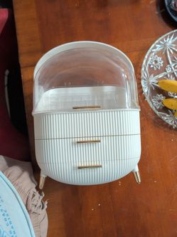 Jewelry box white with gold plastic