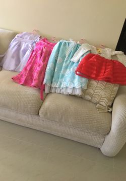 Little girl dresses size 6 t good condition new