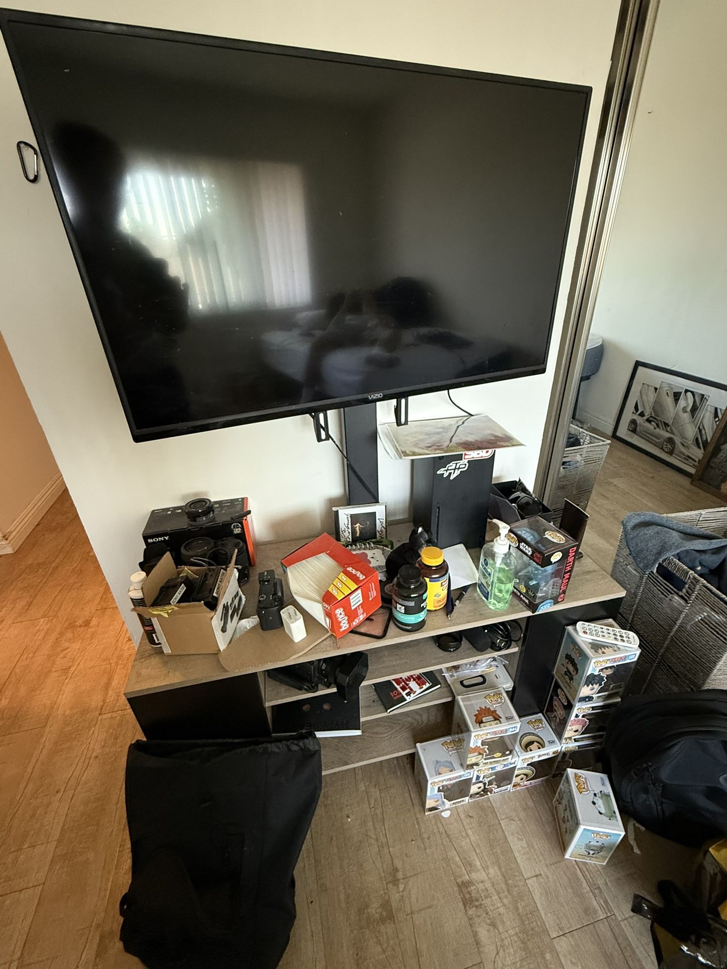 Tv Stand And TV VIZIO 32”