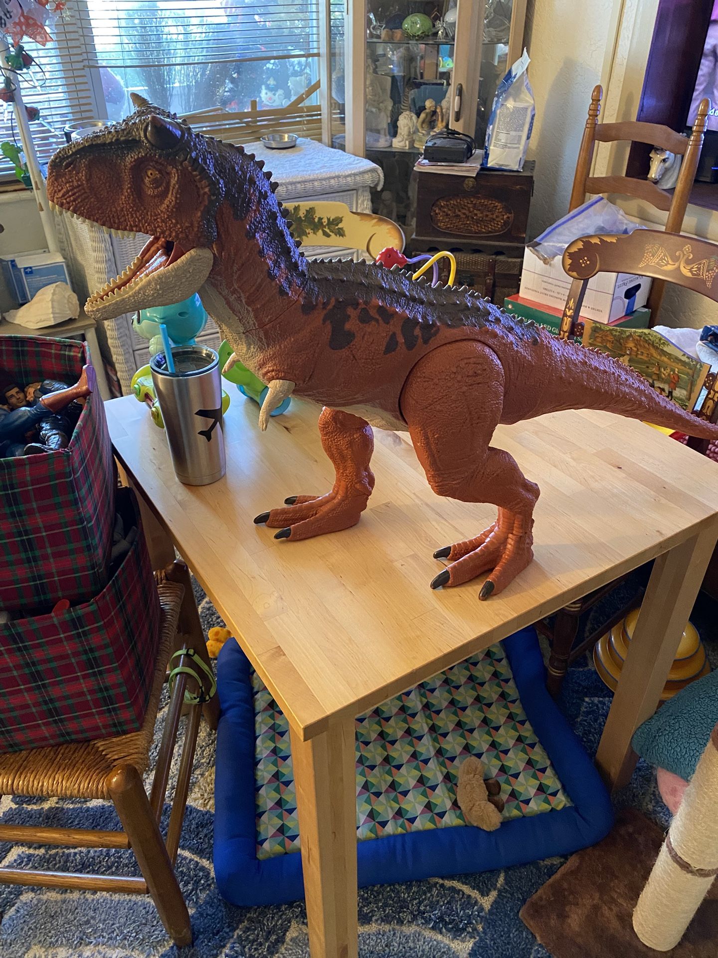 Jurassic World colossal Carnotaurus Toro