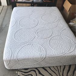 Memory Foam Mattress-Queen (NÉW)
