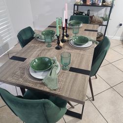 Dining Table x 4 Chairs 