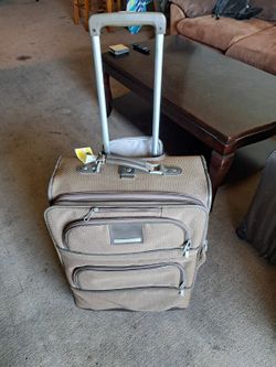 Medium size Samsonite suitcase 24"Lx17"Wx10H