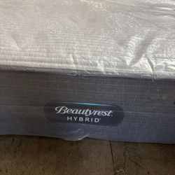 New Queen Simmons Beautyrest HYBRID Mattress