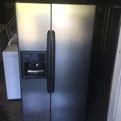Kenmore side by side refrigerator/ ice and water dispenser/ delivery and installation are available
