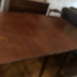 Beautiful Dining Room Table & 6 Chairs 