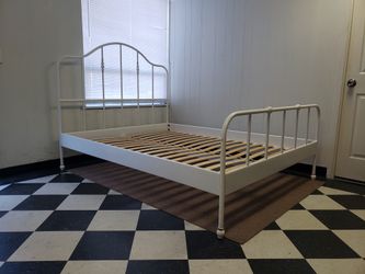 Queen size bed frame - can DELIVER almost anywhere for $20 extra - gently used and in LIKE NEW condition 😍