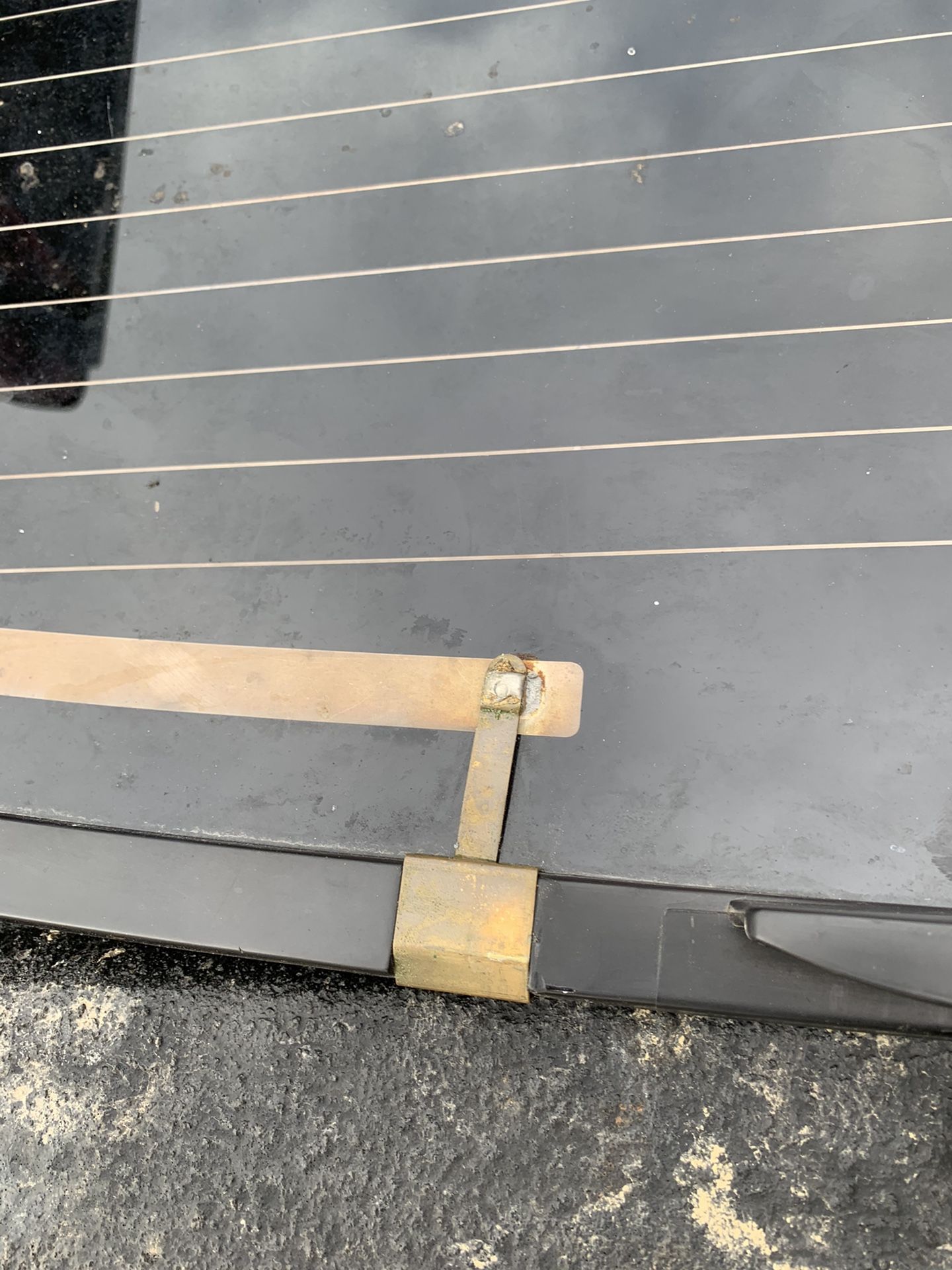 20022006 Chevy Avalanche Rear Window for Sale in Fredericksburg, VA