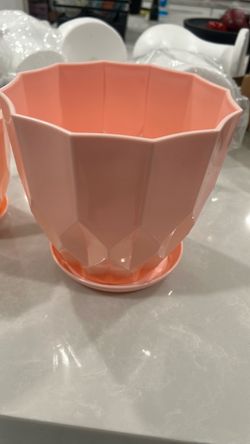 Plastic flower pots