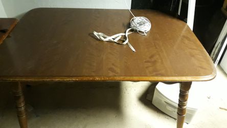 Extendable kitchen table