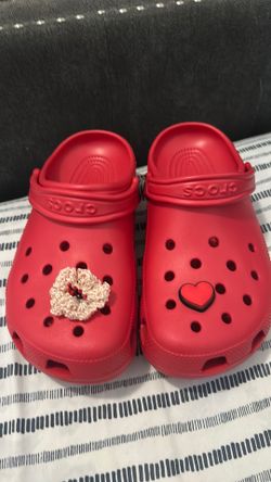 Red crocs comes with charms. Does not come with box. Size 6 in men and size 8 in women. Barely worn