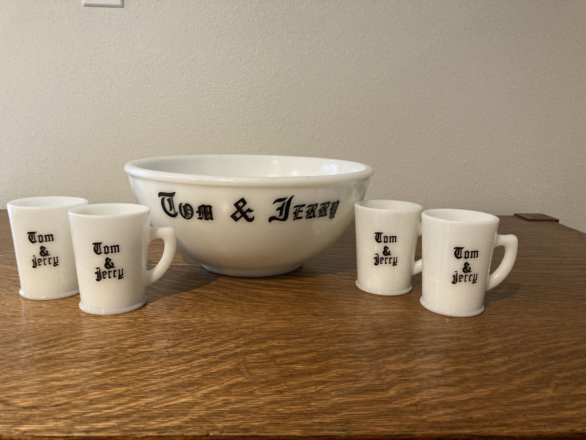 TOM and JERRY bowl and 8 cups