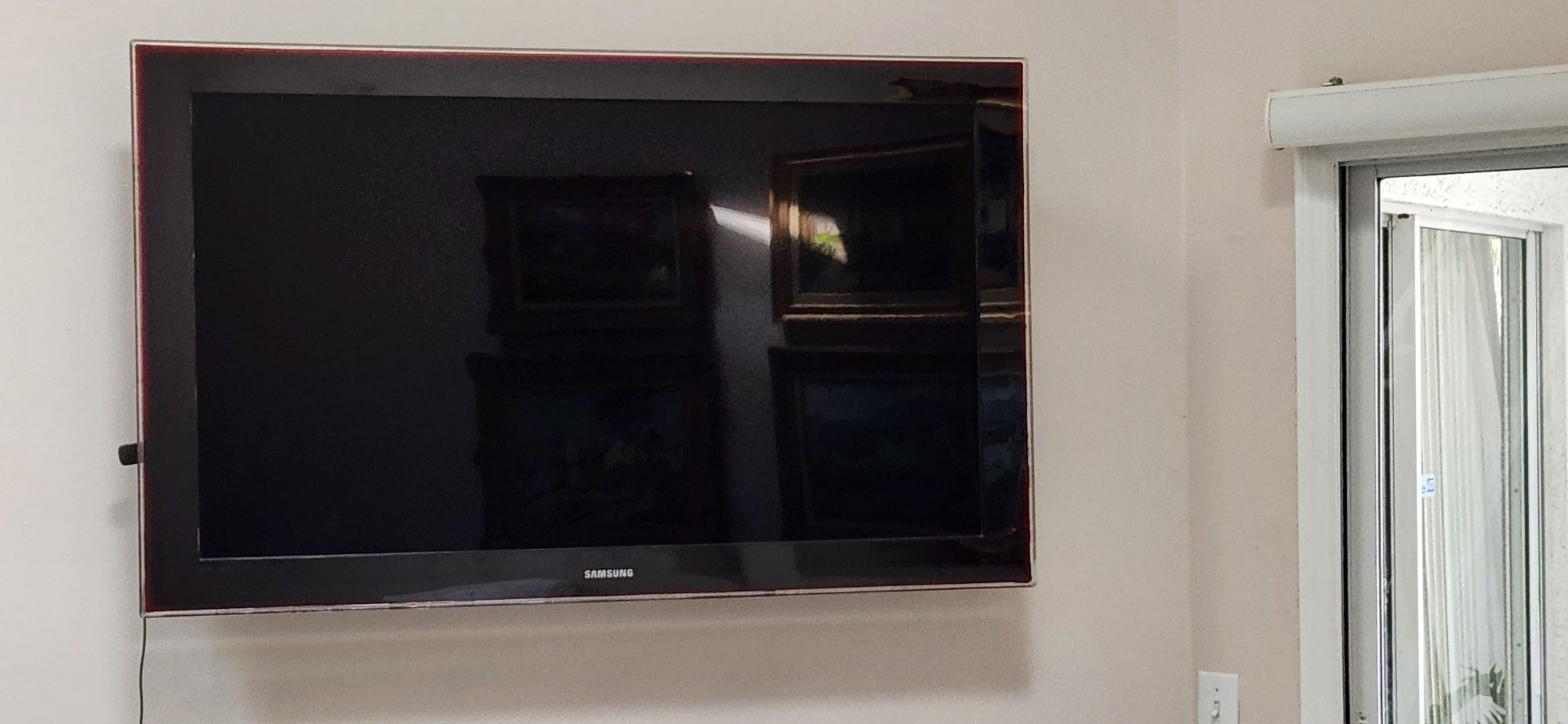 Samsung TV 30” (2014) – Wall Mounted