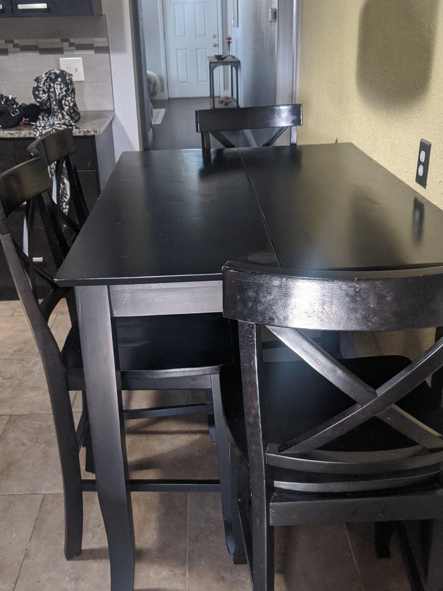 Black kitchen table and 4 chairs. Table expands in the middle.