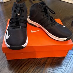 Women’s/Girls Nike Air Versatile Basketball Shoes
