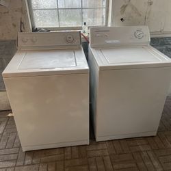 SET OF SUPER CAPACITY WHIRLPOOL WASHER & ELECTRIC DRYER! BOTH RUN EXTREMELY WELL! BOTH CAN BE RAN BEFORE BUYING! BOTH HAVE BEEN CLEANED!