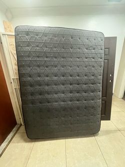 Sealy Performance Posturepedic Queen Mattress – Pristine Condition