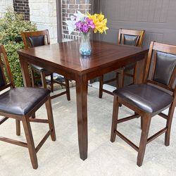 Beautiful Counter Height Dining Set. Table with 4 matching chairs. Good condition, sturdy.