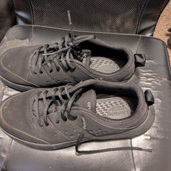 Men's Size 11 Crocs ( Shoes )