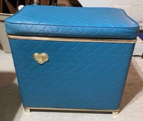 Vintage MCM Wicker Vinyl HARVEY Blue W Gold Atomic Laundry Hamper w Padded Top