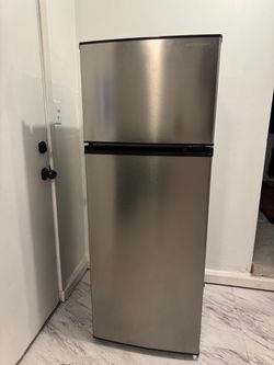 Insignia Stainless Steel Top-Freezer Refrigerator