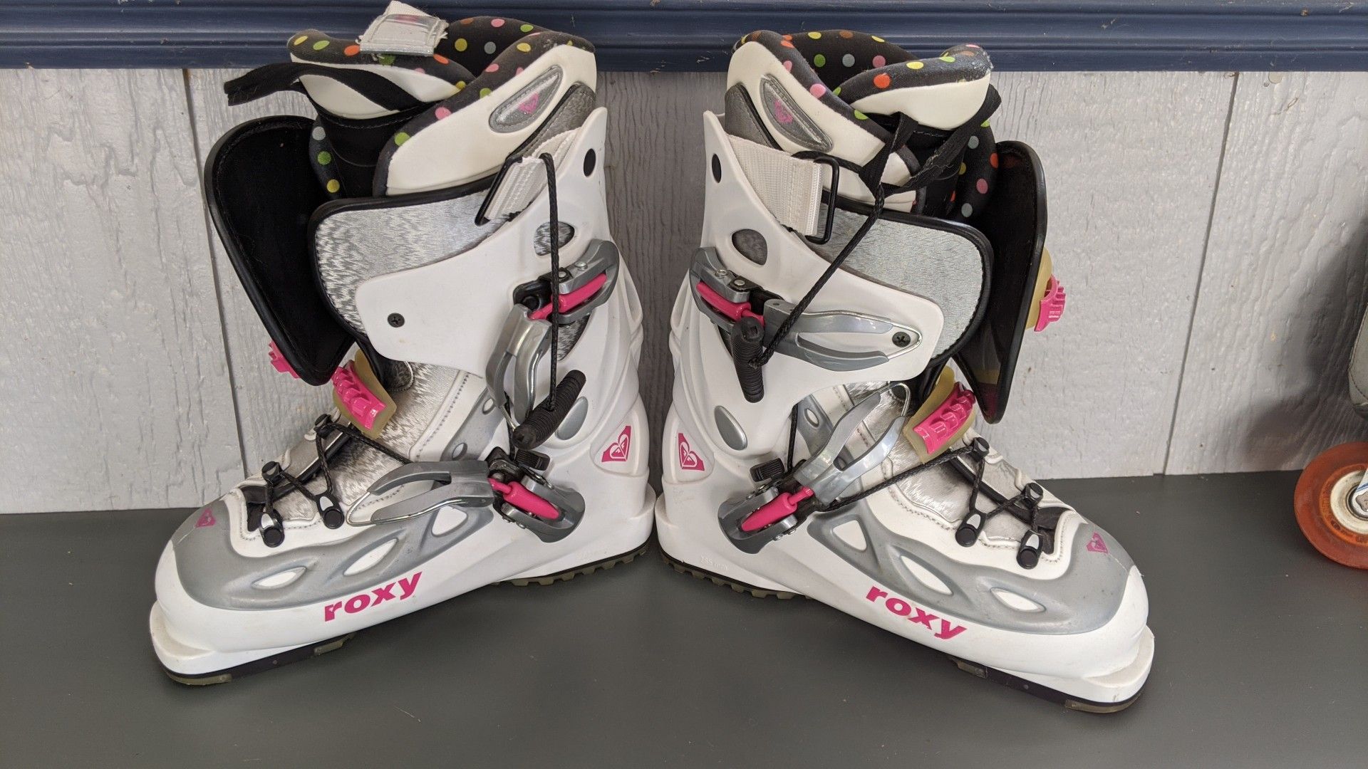 Roxy ladies ski boots (great condition)