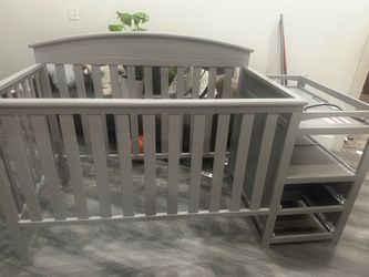 Cuna para bebé color gris.
