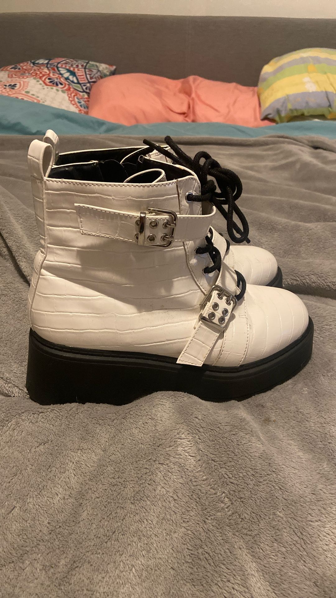 Forever 21 Size 10 White Boots