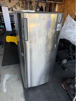 Brand new mini fridge LG LRONC0605V