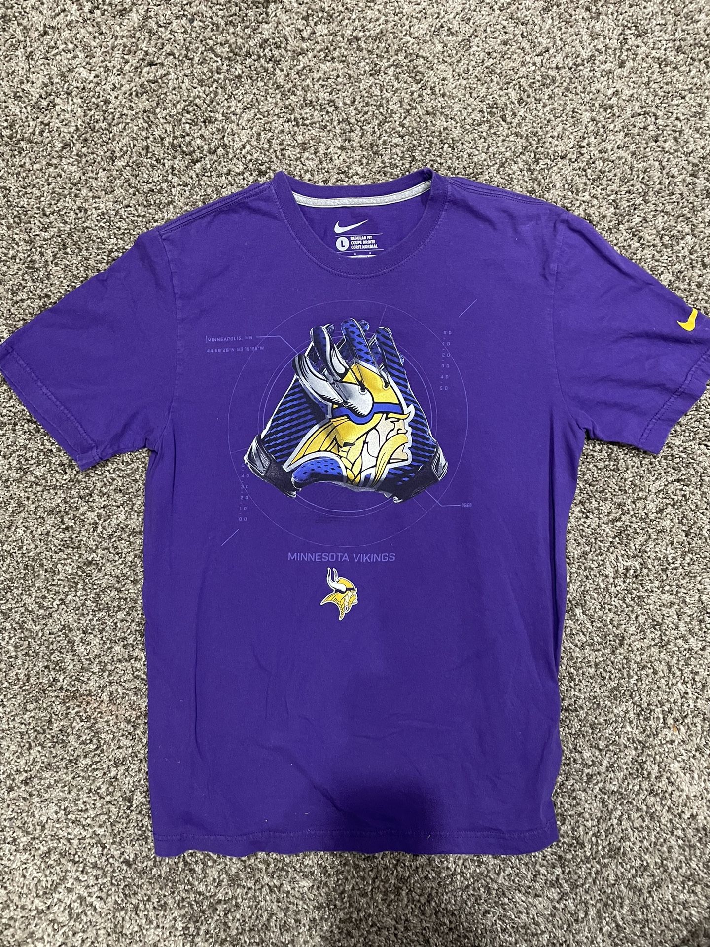 Nike Minnesota Vikings Gloves Graphic T-Shirt Men’s Large Purple NFL Fan Tee