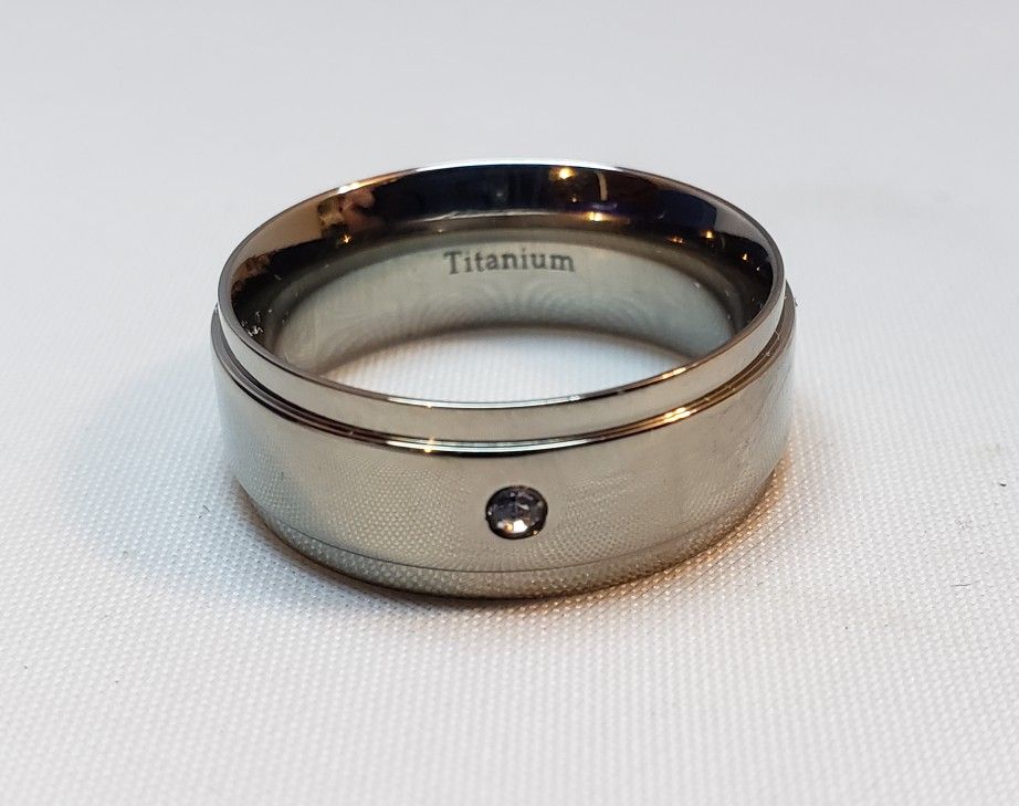 Size 8 Men's / Unisex Titanium Ring with Austrian Crystal Focal