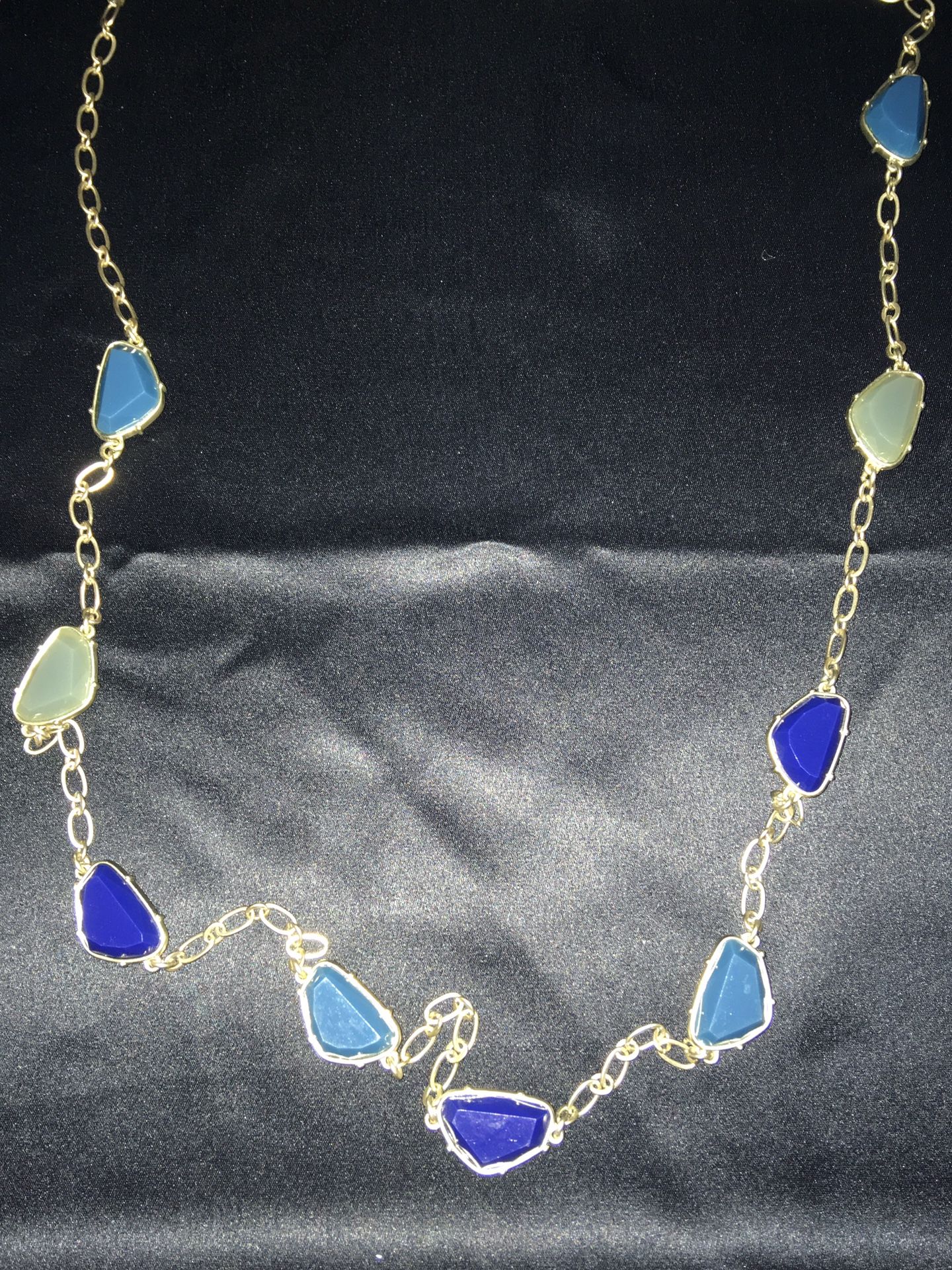 Collar plateado con cuentas irregulares en tonos azules. Liz Claiborne.