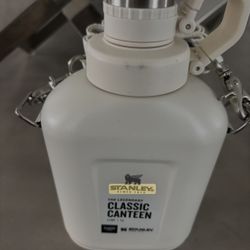 Stanley Legendary Classic Canteen 1.1 Quart. Cream Color Brand New. Perfect for college/ camping/school! 