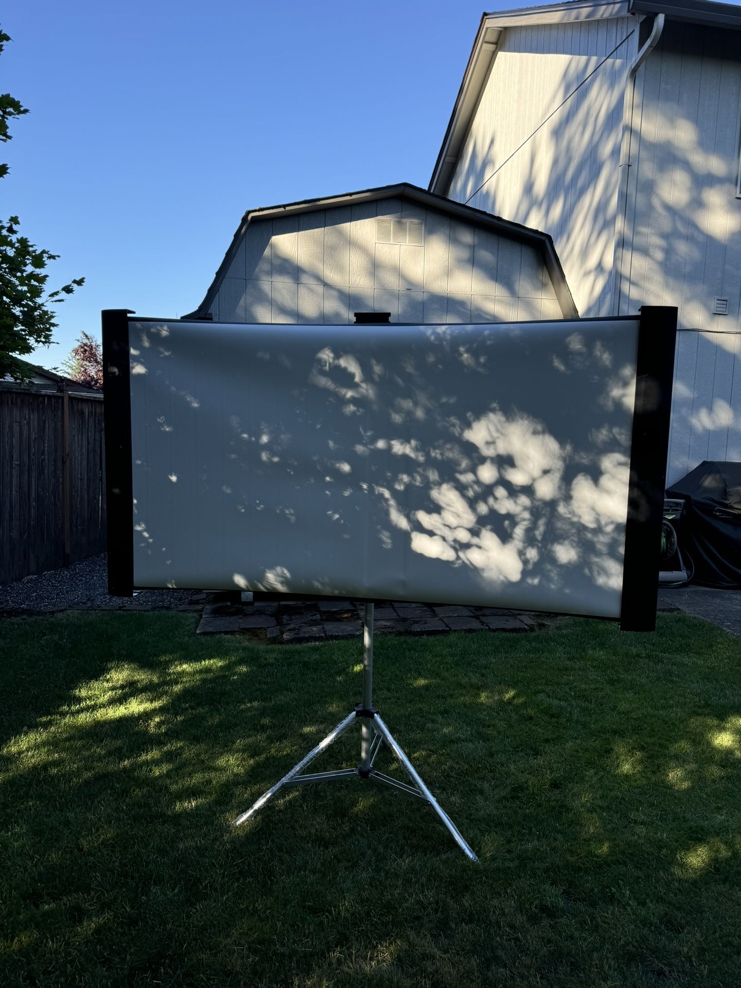 Epson Duet 80-Inch Dual Aspect Ratio Projection Screen