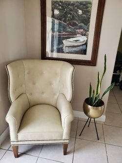 White leather entryway chair MINT PERFECT CONDITION 