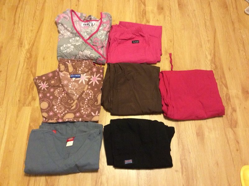 Lot of womens scrubs size med 3 tops 4 pants