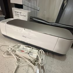 Cricut Maker (2020), EasyPress 2, EasyPress Mini Bundle