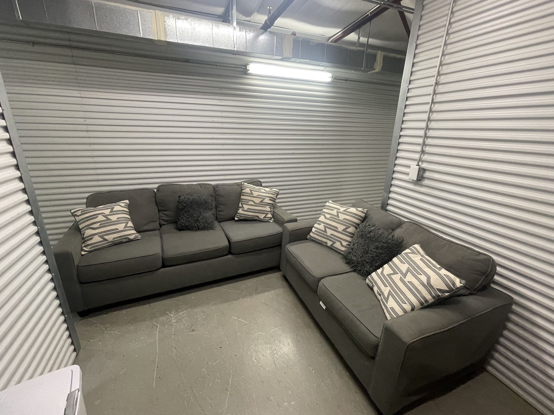 COUCH & LOVESEAT WT PILLOWS