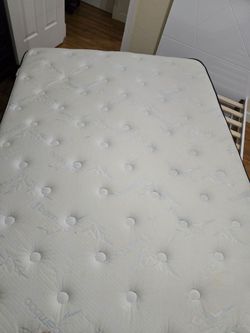Free Pillow top queen mattress